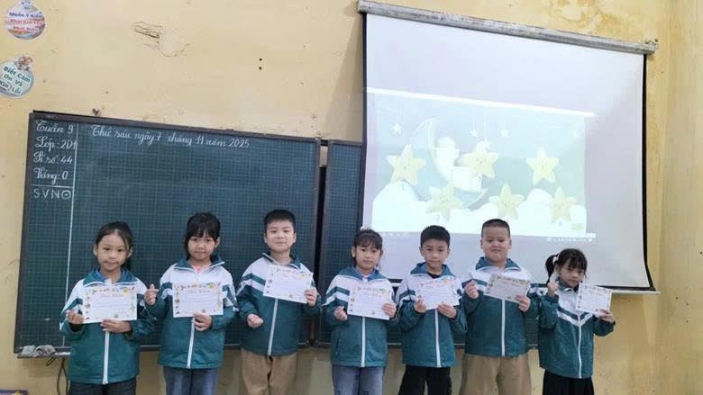 Lớp 2D1_ Báo điện tử chào mừng 20/11/2025